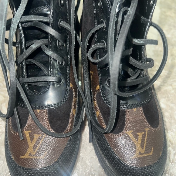 LV Logo boots monogram boots. - Picture 3 of 9